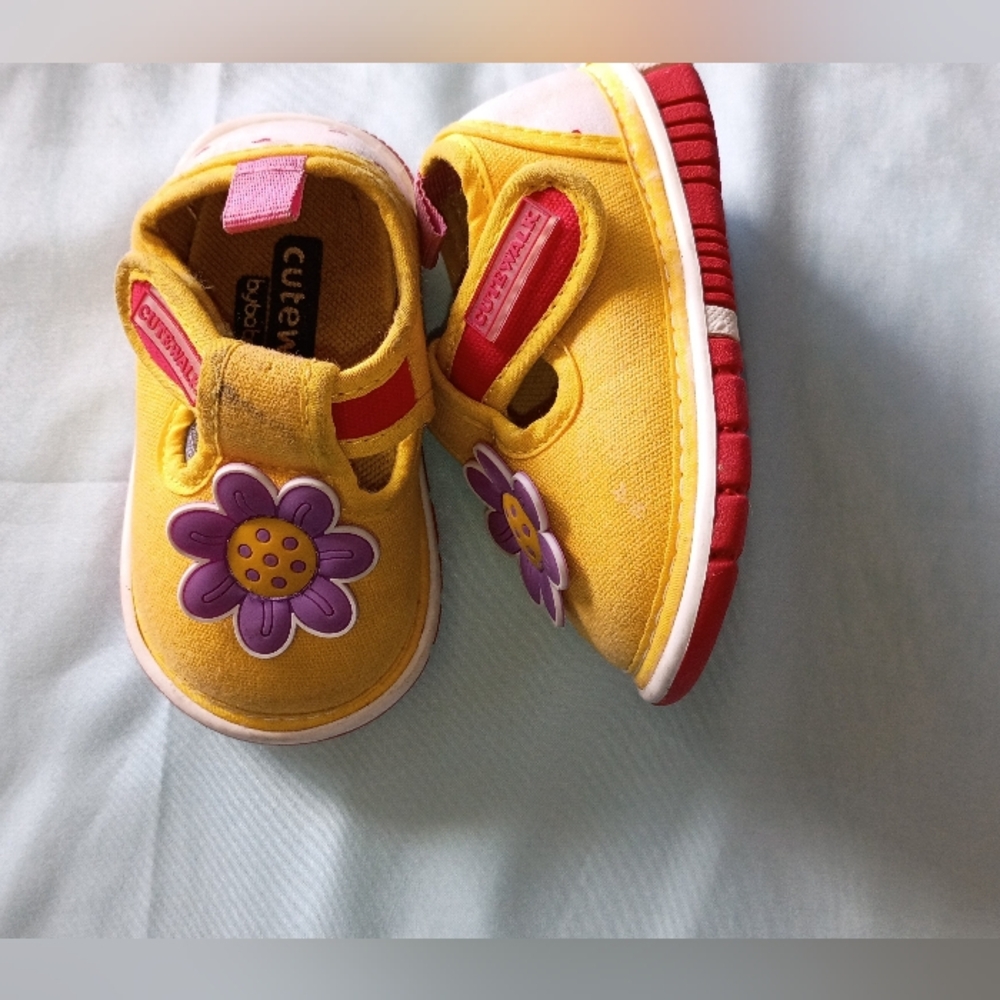 ‼️5 items for $8‼️Yellow Kids Squeeker Shoes with Flower Design
